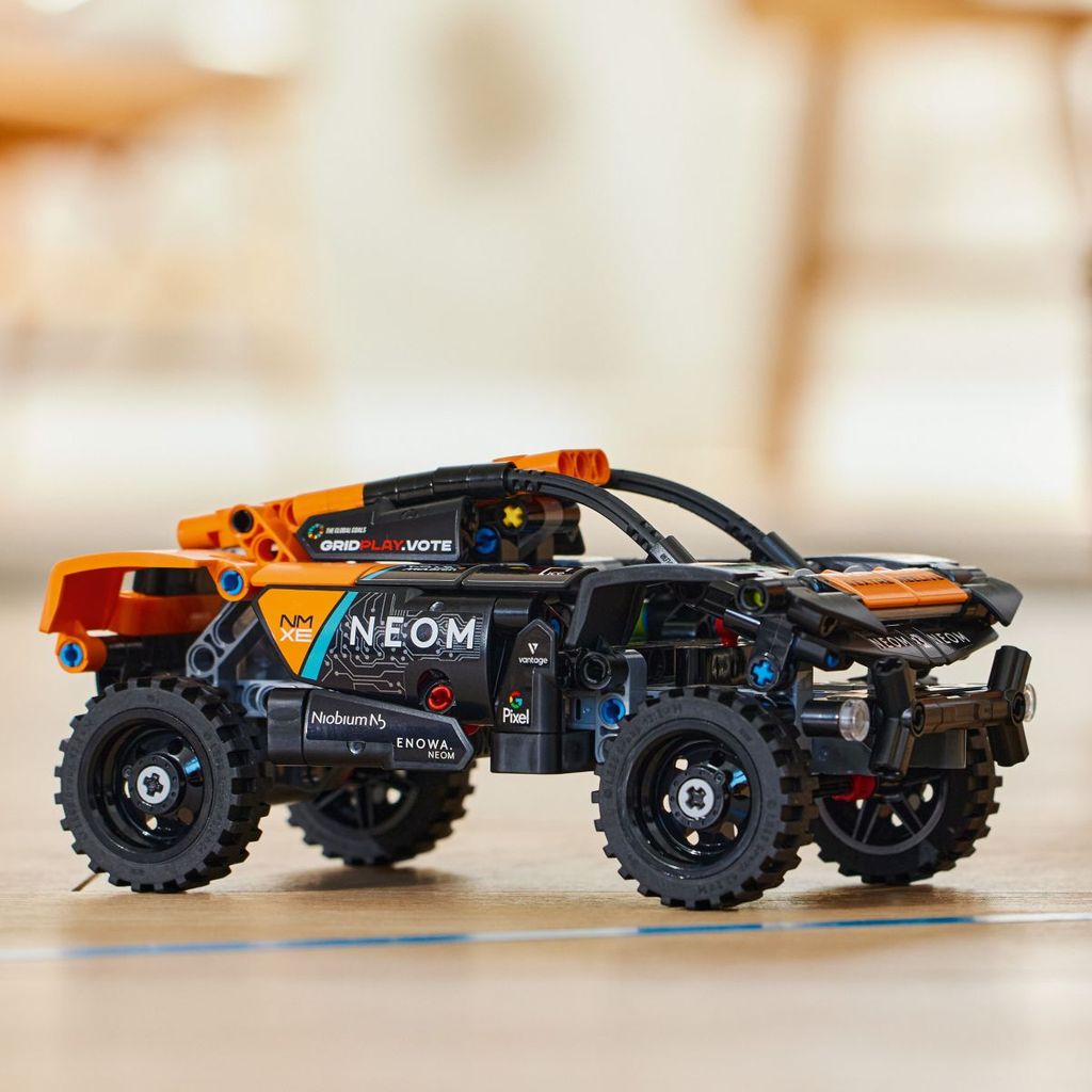 LEGO TECHNIC 42166 NEOM McLaren Extreme E trkaći automobil